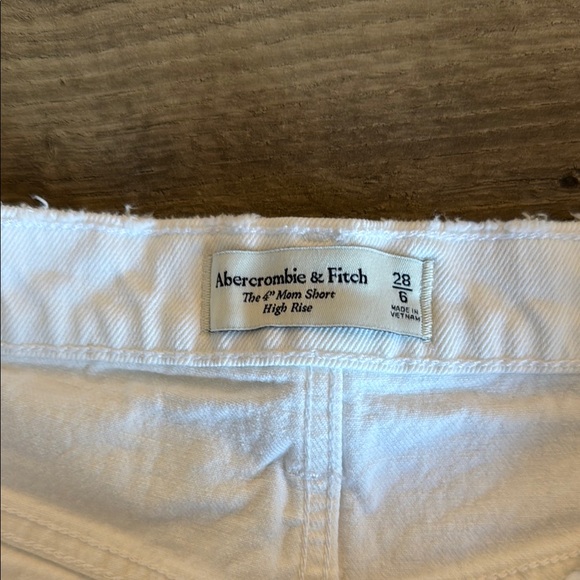 NWOT Abercrombie Mom Short White Denim - Picture 2 of 3